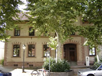 Das Foto basiert auf dem Bild "Altes Schulgebäude in Heddesheim" aus dem zentralen Medienarchiv Wikimedia Commons und steht unter der GNU-Lizenz für freie Dokumentation. Der Urheber des Bildes ist MSeses.