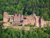 Das Foto basiert auf dem Bild "Heidelberger Schloss" aus dem zentralen Medienarchiv Wikimedia Commons und steht unter der GNU-Lizenz für freie Dokumentation. Der Urheber des Bildes ist Reinhard Wolf.