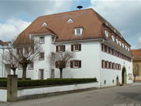 Das Foto basiert auf dem Bild "Rathaus in Helmstadt" aus dem zentralen Medienarchiv Wikimedia Commons und steht unter der GNU-Lizenz für freie Dokumentation. Der Urheber des Bildes ist peter schmelzle.