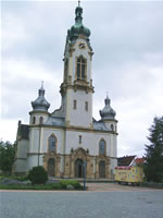 Das Foto basiert auf dem Bild "Evangelische Kirche" aus dem zentralen Medienarchiv Wikimedia Commons und steht unter der GNU-Lizenz für freie Dokumentation.Der Urheber des Bildes ist Rudolf Stricker.
