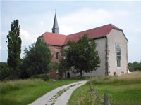 Das Foto basiert auf dem Bild "Klosterkirche Lobenfeld" aus dem zentralen Medienarchiv Wikimedia Commons ist lizenziert unter der Creative Commons-Lizenz Attribution ShareAlike 2.5. Der Urheber des Bildes ist p.schmelzle.