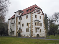 Das Foto basiert auf dem Bild "Das Alte Schloss (Steinernes Haus) geht auf die mittelalterliche Burg zurück" aus dem zentralen Medienarchiv Wikimedia Commons und steht unter der GNU-Lizenz für freie Dokumentation. Der Urheber des Bildes ist p.schmelzle.