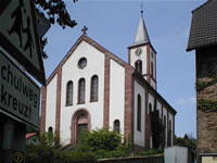 Das Foto basiert auf dem Bild "Kirche in Oberschönbrunn" aus dem zentralen Medienarchiv Wikimedia Commons.und ist lizenziert unter der Creative Commons-Lizenz Attribution ShareAlike 2.5. Der Urheber des Bildes ist p.schmelzle.