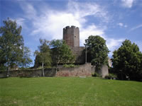 Das Foto basiert auf dem Bild "Burg Steinsberg, Sinsheim-Weiler" aus dem zentralen Medienarchiv Wikimedia Commons und ist lizenziert unter der Creative Commons-Lizenz Attribution ShareAlike 2.5. Der Urheber des Bildes ist p.schmelzle.
