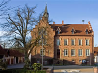 Das Foto basiert auf dem Bild "Rathaus" aus dem zentralen Medienarchiv Wikimedia Commons und steht unter der GNU-Lizenz für freie Dokumentation. Der Urheber des Bildes ist A. Hahnenberger.