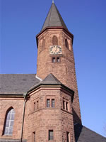 Das Foto basiert auf dem Bild "Evangelische Kirche Maxdorf" aus dem zentralen Medienarchiv Wikimedia Commons. Diese Bild- oder Mediendatei wurde von ihrem Urheber zur uneingeschränkten Nutzung freigegeben. Diese Datei ist damit gemeinfrei („public domain“). Dies gilt weltweit. Der Urheber des Bildes ist Immanuel Giel.