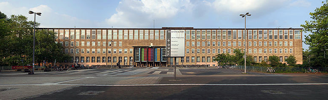 Das Foto basiert auf dem Bild "Uni-Köln-Magnusplatz" aus dem zentralen Medienarchiv Wikimedia Commons. Diese Datei ist unter den Creative Commons-Lizenzen Namensnennung-Weitergabe unter gleichen Bedingungen 3.0 nicht portiert, 2.5 generisch, 2.0 generisch und 1.0 generisch lizenziert. Der Urheber des Bildes ist A.Savin.