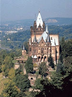 Das Foto basiert auf dem Bild "Schloss Drachenburg" aus dem zentralen Medienarchiv Wikimedia Commons und steht unter der GNU-Lizenz für freie Dokumentation. Der Urheber des Bildes ist Stephan Mense.