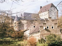 Das Foto basiert auf dem Bild "Burg Herrnstein" aus dem zentralen Medienarchiv Wikimedia Commons und ist lizenziert unter der Creative-Commons-Lizenz Namensnennung-Weitergabe unter gleichen Bedingungen 2.0 Deutschland. Der Urheber des Bildes ist Dieter Clasen.