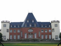 Das Foto basiert auf dem Bild "Schloss Birlinghoven" aus dem zentralen Medienarchiv Wikimedia Commons und steht unter der GNU-Lizenz für freie Dokumentation. Der Urheber des Bildes ist Tohma.