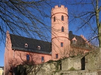 Das Foto basiert auf dem Bild "Burg Crass in Eltville" aus dem zentralen Medienarchiv Wikimedia Commons. Dieses Bild wurde (oder wird hiermit) durch den Autor, Xavax auf wikipedia, in die Gemeinfreiheit übergeben. Dies gilt weltweit. Der Urheber des Bildes ist Xavax.