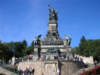 Das Bild basiert auf dem Bild: "Das Niederwalddenkmal über dem Rheintal" aus dem zentralen Medienarchiv Wikimedia Commons und ist lizenziert unter der Creative Commons-Lizenz Attribution ShareAlike 2.5. Der Urheber des Bildes ist Moguntiner.