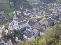 Das Foto basiert auf dem Bild "Der Ortskern von Lauterbach (Schwarzwald) mit der neuromanischen Kirche St. Michael" aus dem zentralen Medienarchiv Wikimedia Commons eingebunden und steht unter der GNU-Lizenz für freie Dokumentation. Der Urheber des Bildes ist FelixH.