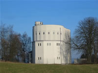 Das Foto basiert auf dem Bild "Wasserturm Göttelborn (Stromleitungen entfernt)" aus dem zentralen Medienarchiv Wikimedia Commons steht unter der GNU-Lizenz für freie Dokumentation. Der Urheber des Bildes ist Lokilech.