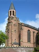 Das Foto basiert auf dem Bild "Kath. Kirche in Lebach" aus dem zentralen Medienarchiv Wikimedia Commons und ist lizenziert unter der GNU-Lizenz für freie Dokumentation. Der Urheber des Bildes ist Lokilech.