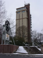Das Foto basiert auf dem Bild "Bexbach Hindenburgturm" aus dem zentralen Medienarchiv Wikimedia Commons. Diese Datei ist unter den Creative Commons-Lizenzen Namensnennung-Weitergabe unter gleichen Bedingungen 3.0 nicht portiert, 2.5 generisch, 2.0 generisch und 1.0 generisch lizenziert. Der Urheber des Bildes ist Reise Reise.