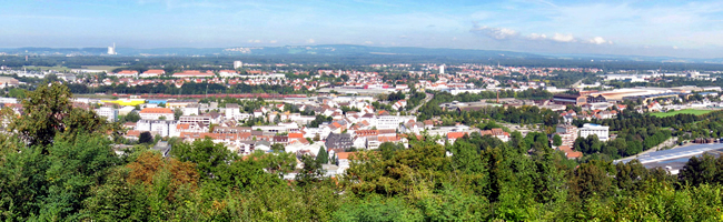 Das Foto basiert auf dem Bild "Homburg Saar Blick vom Schlossberg" aus der freien Enzyklopädie Wikipedia. Diese Datei ist unter der Creative Commons-Lizenz Namensnennung-Weitergabe unter gleichen Bedingungen 3.0 Unported lizenziert. Der Urheber des Bildes ist Lokilech.