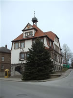 Das Foto basiert auf dem Bild "Rathaus" aus dem zentralen Medienarchiv Wikimedia Commons.