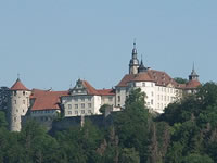 Das Foto basiert auf dem Bild "Schloss Langenburg" aus dem zentralen Medienarchiv Wikimedia Commons und steht unter der GNU-Lizenz für freie Dokumentation. Der Urheber des Bildes ist Bernd Haynold.