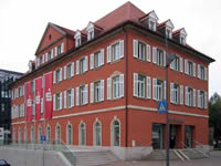 Das Foto basiert auf dem Bild "Donaueschingen Sparkasse" aus der freien Enzyklopädie Wikipedia. Diese Datei ist unter der Creative Commons-Lizenz Namensnennung-Weitergabe unter gleichen Bedingungen 3.0 Unported lizenziert. Der Urheber des Bildes ist Flominator.