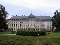 Das Foto basiert auf dem Bild "Donaueschingen Schloss" aus der freien Enzyklopädie Wikipedia. Diese Datei ist unter der Creative Commons-Lizenz Namensnennung-Weitergabe unter gleichen Bedingungen 3.0 Unported lizenziert. Der Urheber des Bildes ist Flominator.