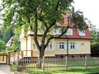 Das Foto basiert auf dem Bild "Das Albert-Schweitzer-Haus in Königsfeld" aus dem zentralen Medienarchiv Wikimedia Commons und steht unter der GNU-Lizenz für freie Dokumentation. Der Urheber des Bildes ist Pb 2001.