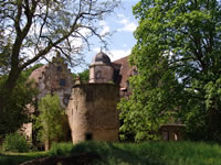 Das Bild basiert auf dem Bild: "Schloss 2008" aus dem zentralen Medienarchiv Wikimedia Commons und wurde unter der GNU-Lizenz für freie Dokumentation veröffentlicht. Der Urheber des Bildes ist Dr. Volkmar Rudolf.