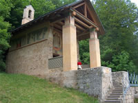 Das Foto basiert auf dem Bild "Die St. Mauruskapelle bei Beuron, eine Arbeit der Beuroner Kunstschule" aus dem zentralen Medienarchiv Wikimedia Commons. Diese Datei ist urheberrechtlich gesch&uuml;tzt. Der Urheber gestattet jedermann unter der Bedingung der angemessenen Nennung seiner Urheberschaft (beispielsweise in der Bildunterschrift) jegliche Nutzung. Weiterverbreitung, Bearbeitung und kommerzielle Nutzung sind gestattet. Der Urheber des Bildes ist Roland Nonnenmacher.