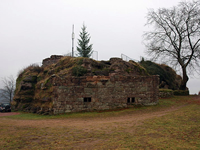 Das Foto basiert auf dem Bild "Burg Lemberg (Ruine)" aus dem zentralen Medienarchiv Wikimedia Commons. Diese Datei ist unter der Creative Commons-Lizenz Namensnennung-Weitergabe unter gleichen Bedingungen 3.0 Unported lizenziert. Der Urheber des Bildes ist Palatinatian.