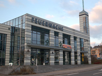 Das Foto basiert auf dem Bild "Feuerwache Pirmasens" aus dem zentralen Medienarchiv Wikimedia Commons. Dieses Werk wurde (oder wird hiermit) durch den Autor, Cvf-ps auf Wikipedia auf Deutsch, in die Gemeinfreiheit &uuml;bergeben. Dies gilt weltweit. 