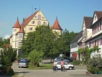 Das Foto basiert auf dem Bild "Schloss Hirrlingen" aus dem zentralen Medienarchiv Wikimedia Commons und steht unter der GNU-Lizenz für freie Dokumentation. Der Urheber des Bildes ist Rainer Halama.