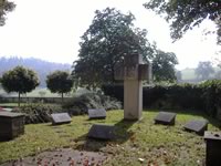 Das Foto basiert auf dem Bild "Mahnmal für die Gefallenen und Vermissten der beiden Weltkriege am Wolfenhausener Friedhof" aus dem zentralen Medienarchiv Wikimedia Commons und steht unter der GNU-Lizenz für freie Dokumentation. Der Urheber des Bildes ist Ureinwohner.