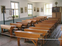 Das Foto basiert auf dem Bild "Das Schulhaus von Bubsheim aus dem Jahre 1830 befindet sich heute im Freilichtmuseum Neuhausen ob Eck" aus dem zentralen Medienarchiv Wikimedia Commons und steht unter der GNU-Lizenz für freie Dokumentation. Der Urheber des Bildes ist Flominator.