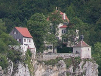 Das Foto basiert auf dem Bild "Schloss Bronnen" aus dem zentralen Medienarchiv Wikimedia Commons und steht unter der GNU-Lizenz für freie Dokumentation. Der Urheber des Bildes ist Maria Engelhardt.