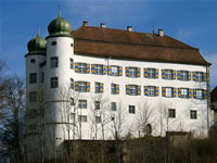 Das Foto basiert auf dem Bild "Schloss Mühlheim" aus dem zentralen Medienarchiv Wikimedia Commons und steht unter der GNU-Lizenz für freie Dokumentation. Der Urheber des Bildes ist Wildfeuer.