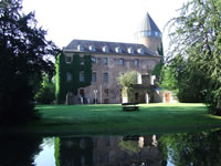 Das Bild basiert auf dem Bild: "Burg Brüggen (Rückseite)" aus dem zentralen Medienarchiv Wikimedia Commons und wurde unter der GNU-Lizenz für freie Dokumentation veröffentlicht. Der Urheber des Bildes ist Sindala.