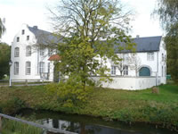 Das Bild basiert auf dem Bild: "Dorenburg im Niederrheinischen Freilichtmuseum" aus dem zentralen Medienarchiv Wikimedia Commons und wurde unter der GNU-Lizenz für freie Dokumentation veröffentlicht. Der Urheber des Bildes ist Tetris L.
