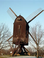 Das Bild basiert auf dem Bild: "Bockwindmühle in Tönisberg" aus dem zentralen Medienarchiv Wikimedia Commons und wurde unter der GNU-Lizenz für freie Dokumentation veröffentlicht. Der Urheber des Bildes ist Gesus.
