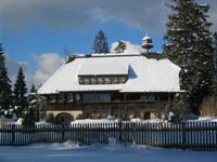 Das Foto basiert auf dem Bild "Heimatmuseum Hüsli in Grafenhausen" aus dem zentralen Medienarchiv Wikimedia Commons und steht unter der GNU-Lizenz für freie Dokumentation. Der Urheber des Bildes ist EBB.