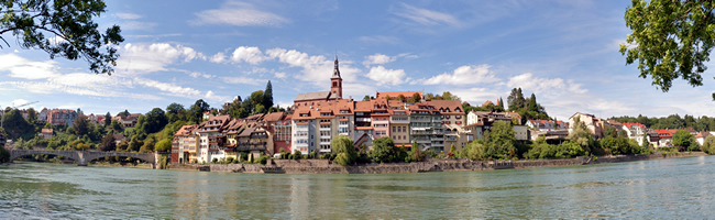 Das Foto basiert auf dem Bild "Laufenburg (Baden) - Panoramaansicht" aus dem zentralen Medienarchiv Wikimedia Commons. Diese Datei ist unter der Creative Commons-Lizenz Namensnennung 3.0 Unported lizenziert. Der Urheber des Bildes ist Taxiarchos228.