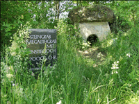 Das Foto basiert auf dem Bild "Reconstructed dolmen at Degernau, Germany" aus dem zentralen Medienarchiv Wikimedia Commons und steht unter der Creative Commons Attribution ShareAlike 2.5 License. Der Urheber des Bildes ist David Kernow.