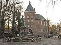 Das Foto basiert auf dem Bild "Moerser Schloss" aus dem zentralen Medienarchiv Wikimedia Commons und steht unter der GNU-Lizenz für freie Dokumentation. Der Urheber des Bildes ist Hans Peter Schaefer.