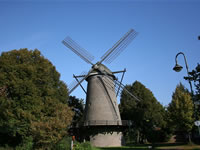 Das Foto basiert auf dem Bild "Gommansche Mühle" aus dem zentralen Medienarchiv Wikimedia Commons und steht unter der GNU-Lizenz für freie Dokumentation. Der Urheber des Bildes ist Frank Vincentz.