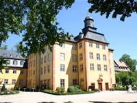 Das Foto basiert auf dem Bild "Das Gederner Schloss"aus dem zentralen Medienarchiv Wikimedia Commons und steht unter der Creative-Commons-Lizenz Namensnennung-Weitergabe unter gleichen Bedingungen 2.0 Deutschland. Der Urheber des Bildes ist Sven Teschke.