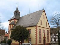 Das Foto basiert auf dem Bild "Stadtkirche „Zum Heiligen Geist“, erbaut 1615-1618" aus dem zentralen Medienarchiv Wikimedia Commons und steht unter der GNU-Lizenz für freie Dokumentation. Der Urheber des Bildes ist Steschke.