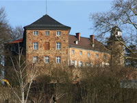 Das Foto basiert auf dem Bild "Ortenberger Schloss" aus dem zentralen Medienarchiv Wikimedia Commons und steht unter der GNU-Lizenz für freie Dokumentation. Der Urheber des Bildes ist Steschke.