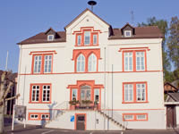 Das Foto basiert auf dem Bild "Ranstadt Rathaus" aus dem zentralen Medienarchiv Wikimedia Commons. Diese Datei ist unter der Creative Commons-Lizenz Namensnennung-Weitergabe unter gleichen Bedingungen 3.0 Deutschland lizenziert. Der Urheber des Bildes ist Sven Teschke.