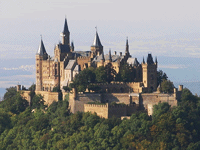 Das Foto basiert auf dem Bild "Burg Hohenzollern" aus dem zentralen Medienarchiv Wikimedia Commonsund steht unter der GNU-Lizenz für freie Dokumentation. Der Urheber des Bildes ist Lukas Riebling.