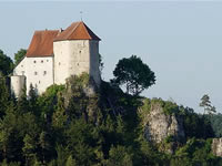 Das Foto basiert auf dem Bild "Nordostansicht der Burg Straßberg" aus dem zentralen Medienarchiv Wikimedia Commons und steht unter der GNU-Lizenz für freie Dokumentation. Der Urheber des Bildes ist Zollernalb.