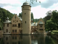 Das Foto basiert auf dem Bild "Wasserschloss Mespelbrunn" aus der freien Enzyklopädie Wikipedia und steht unter der GNU-Lizenz für freie Dokumentation. Der Urheber des Bildes ist presse03.
